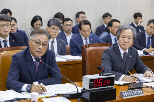 강중구 건강보험심사평가원장이 17일 국회 보건복지위에서 열린 2025년도 건강보험공단과 건강보험 심평원에 대한 국정감사에 출석해 더불어민주당 전진숙 의원의 심평원 자생한방병원 의혹 관련 질의에 답하고 있다. [연합뉴스]