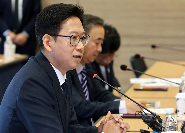 배경훈 부총리 겸 과학기술정보통신부 장관이 15일 서울 종로구 광화문 교보빌딩 국가과학기술자문회의 대회의실에서 열린 ‘산업 전반의 AX 정책 협력 MOU 체결식’에서 인사말을 하고 있다. 연합뉴스