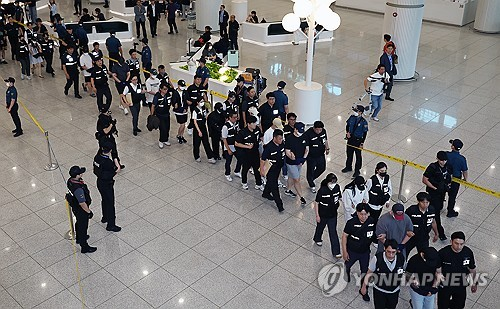보이스피싱 범죄 등을 저지르고 필리핀 등으로 도망친 도피사범 49명이지난  9월 3일 인천국제공항 제1터미널을 통해 송환되고 있다. [영종도=연합뉴스]