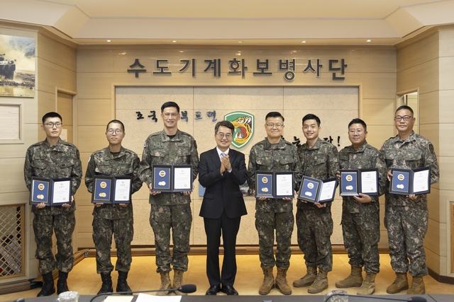 민생투어로 가평을 찾은 김동연 지사가 수해복구에 힘쓴 장병들을 표창했다.