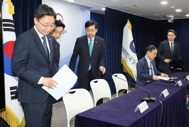 구윤철 경제부총리 겸 기획재정부 장관이 지난 10월 15일 서울 종로구 정부서울청사에서 주택시장 안정화 대책 관계부처 합동브리핑을 마치고 브리핑실을 나서고 있다. 왼쪽부터 임광현 국세정창, 윤창렬 국무조정실장, 구윤철 부총리, 김윤덕 국토교통부 장관, 이억원 금융위원장.<연합뉴스 사진>