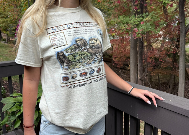 테일러 스위프트가 착용하면서 인기가 폭발하자 다시 출시된 미국 캘리포니아주 몬터레이 베이 아쿠아리움의 해달 티셔츠. [AP 연합뉴스]