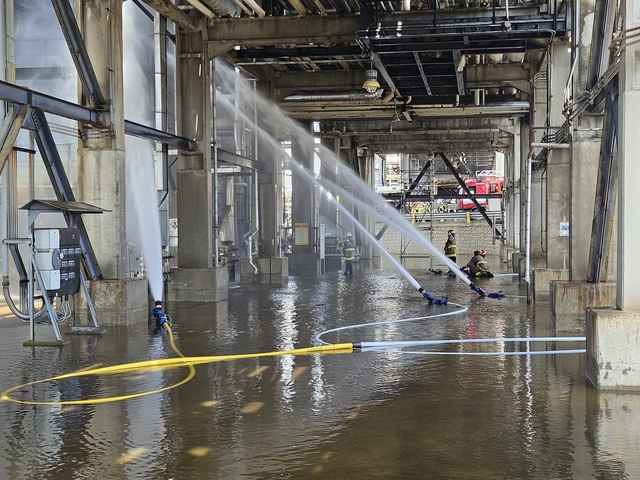 울산시 남구 SK에너지 수소 제조 공정에서 지난 17일 오전 불이 나 5명이 다쳤다. 사진은 소방관들이 불이 난 공정에 물을 뿌려 냉각 작업을 벌이는 모습. [울산소방본부 제공]