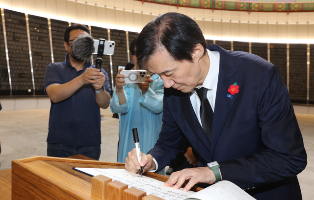 조국 조국혁신당 비상대책위원장이 18일 오전 제주4·3평화공원을 찾아 참배하고 나서 방명록에 글을 쓰고 있다. 연합뉴스