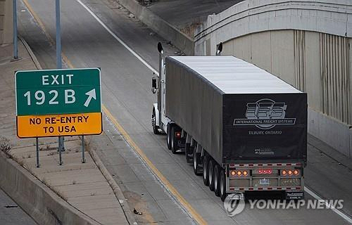 미국 미시건주에서 캐나다로 진입하는 화물트럭. [로이터 연합뉴스 자료사진]