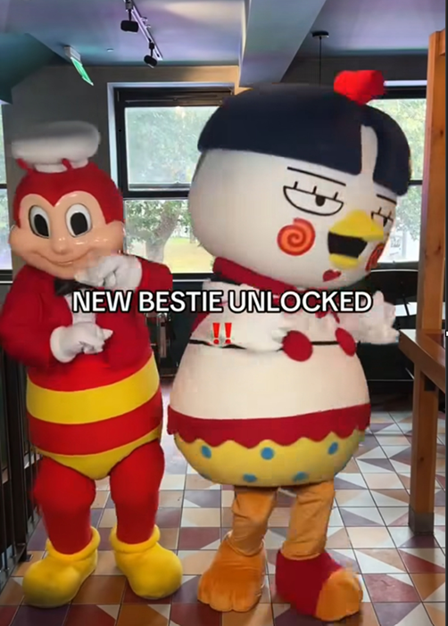 졸리비 마스코트(왼쪽)와 삼양 불닭 마스코트 ‘호치’가 함께 춤을 추고 있다. 졸리비 영국은 삼양식품과 맺은 글로벌 협업 소식을 캐릭터 마케팅을 통해 알렸다. [졸리비 UK 인스타그램 캡처]