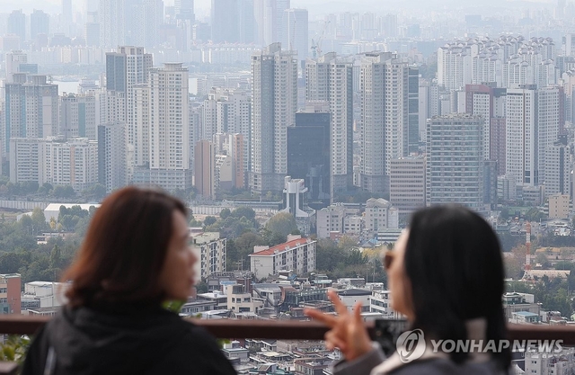 서울 남산에서 바라본 아파트 단지의 모습. [연합뉴스]