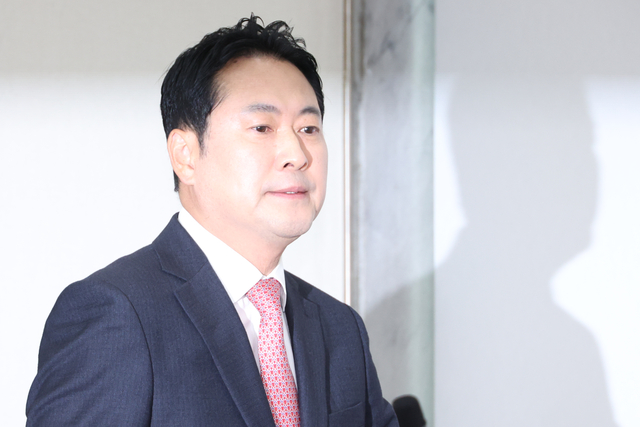 장동혁 국민의힘 당대표가 지난 10월 20일 국회 본청에서 열린 당 최고위원회의에 참석하고 있다.<연합뉴스 사진>