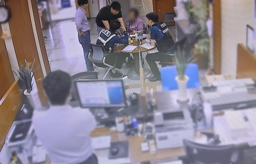 보이스피싱 막은 경찰관과 은행원. 울산경찰청