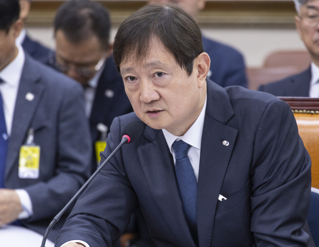 이찬진 금융감독원장이 21일 국회 정무위 국정감사에서 의원 질의에 답하고 있다. 연합뉴스
