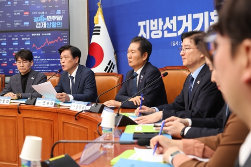 22일 서울 여의도 국회에서 열린 더불어민주당 지방선거기획단 3차 회의에서 조승래 단장의 발언을 정청래 대표가 경청하고 있다. [연합뉴스]