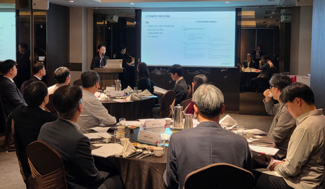 김태영 뉴로핏 임상연구 이사가 지난 21일 서울 역삼동에서 열린 킥오프 미팅에서 tDCS 솔루션 혁신의료기술 근거창출연구 목표를 설명하고 있다. 뉴로핏 제공.