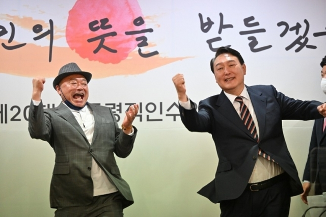 2022년 4월 8일 대통령 당선인 신분이던 윤석열 대통령과 가수 김흥국이 함께 ‘어퍼컷 세리머니’를 하는 모습.    [김흥국 제공]
