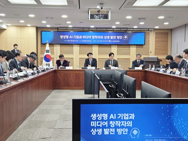 국회의원회관에서 22일 열린 '생성형 AI 기업과 미디어 창작자의 상생 발전 방안' 세미나에서 참석자들이 토론하고 있다. 김나인 기자
