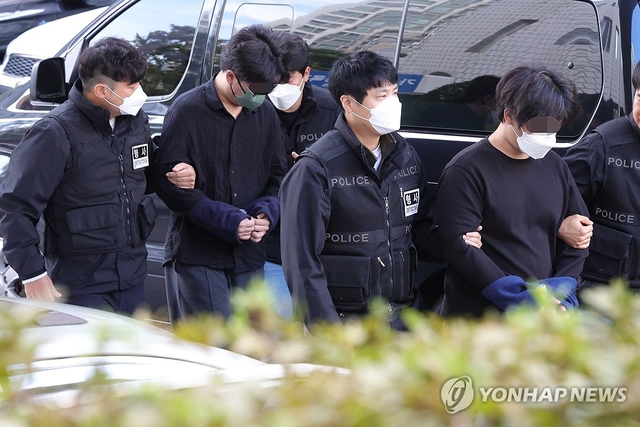 캄보디아 송환 피의자들이 지난 21일 경기도 의정부시 가능동 의정부지방법원에서 구속 전 피의자 심문을 위해 법정으로 이동하고 있다. 연합뉴스