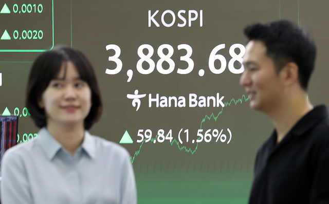 22일 서울 중구 하나은행 딜링룸 현황판에 코스피 지수 등이 표시되고 있다.연합뉴스