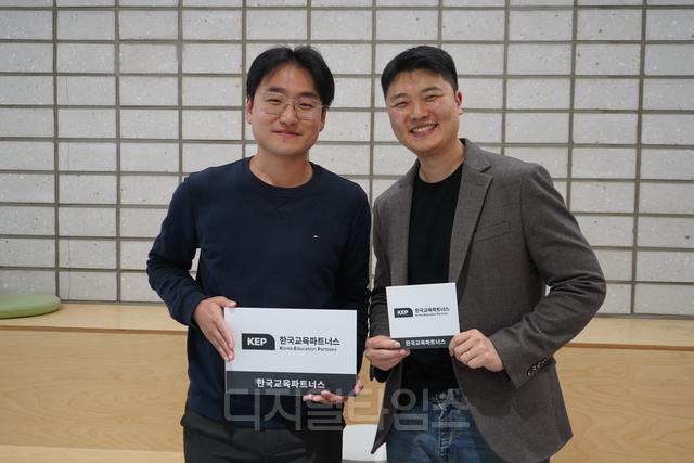 백진헌(왼쪽) 한국교육파트너스 최고기술책임자(CTO)와 권기원 각자대표가 디지털타임스와 인터뷰하고 있다. 임성원 기자