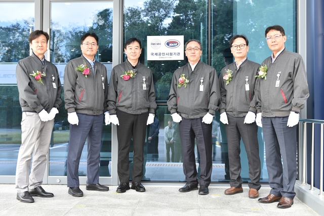 서장철(왼쪽 두번째부터) 전력개발본부 최고기술책임자(CTO) 상무, 오재석 생산·R&D 총괄 최고운영책임자(COO) 사장, 이상준 자동화 COO 전무가 22일 충청남도 천안시에 위치한 LS일렉트릭 R-센터에서 시험기관 현판식을 갖고 기념촬영을 하고 있다. LS일렉트릭 제공