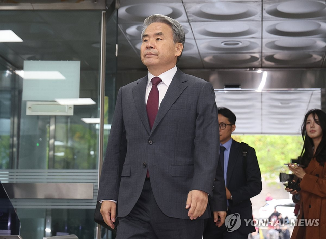 채상병 순직 및 수사 외압·은폐 의혹의 핵심 피의자인 이종섭 전 국방부 장관이 23일 구속 전 피의자심문을 위해 서초동 서울중앙지법으로 들어가고 있다.  연합뉴스