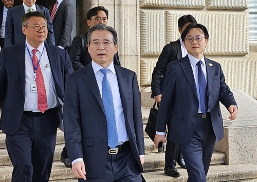 한미가 22일(현지시간) 워싱턴DC에서 무역 합의를 최종 도출하기 위한 막바지 협상을 벌였다. 김용범 대통령실 정책실장이 22일(현지시간) 김정관 산업통상부 장관과 함께 미국 워싱턴 DC에 있는 미 상무부 청사에서 하워드 러트닉 상무장관과 만난 뒤 나서고 있다.  연합뉴스