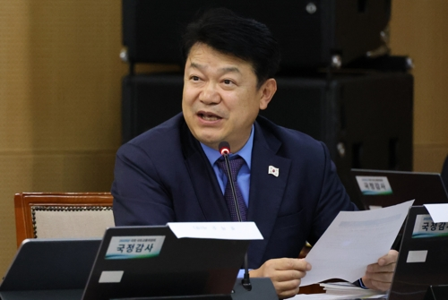 지난 21일 대전 국가철도공단 본사에서 열린 국회 국토교통위원회의 한국철도공사(코레일)·국가철도공단·에스알(SR)에 대한 국정감사에서 더불어민주당 복 기왕 의원이 질의하고 있다. [연합뉴스]