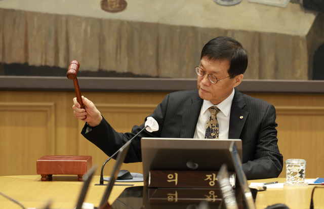 이창용 한국은행 총재가 기준금리 결정에 앞서 의사봉을 두드리고 있다. [한국은행 제공]