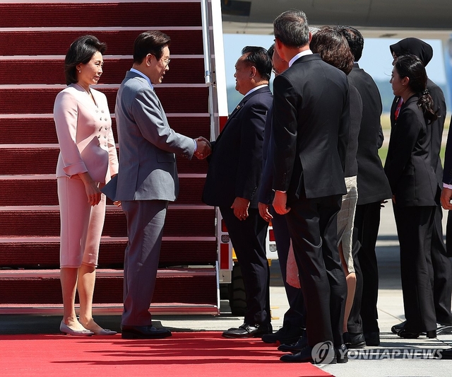 아세안 정상회의 참석차 말레이시아를 방문한 이재명 대통령이 26일 쿠알라룸푸르 국제공항에 도착해 환영객들과 인사하고 있다. 연합뉴스