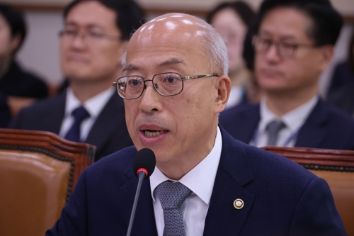 조원철 법제처장이 24일 서울 여의도 국회 법제사법위원회에서 열린 법제처에 대한 국정감사에서 위원 질의에 답하고 있다. [연합뉴스]