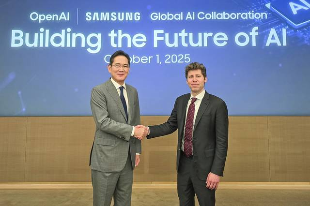 이재용(왼쪽) 삼성전자 회장과 샘 올트먼 오픈AI 최고경영자(CEO)가 지난 1일 서울 강남 삼성전자 서초사옥에서 ‘글로벌 AI 핵심 인프라 구축을 위한 상호 협력 의향서(LOI) 체결식’ 후 악수를 하고 있다. 삼성전자 제공