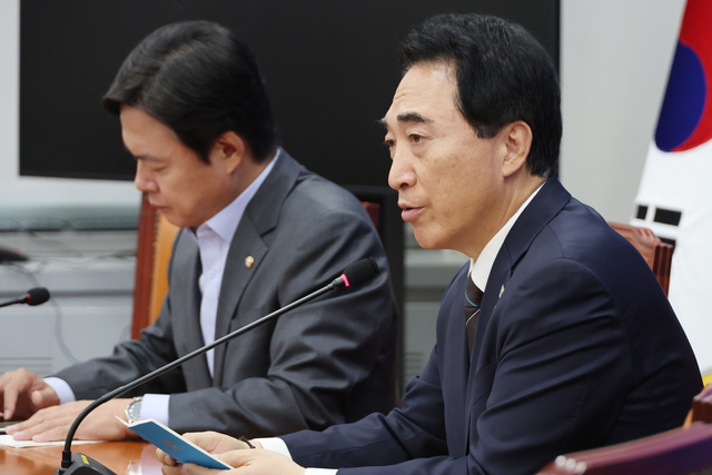 박수현 더불어민주당 수석대변인이 26일 서울 여의도 국회에서 부동산 대책 등 현안 관련 기자간담회를 하고 있다. [연합뉴스]
