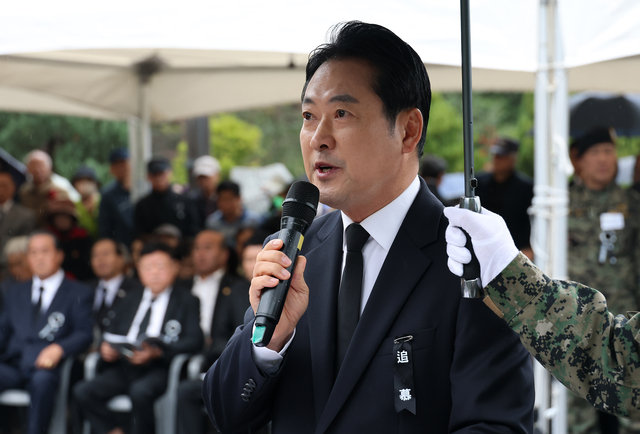 장동혁 국민의힘 당대표가 26일 서울 동작구 국립서울현충원 박정희 전 대통령 묘역에서 열린 박정희 서거 제46주기 추모식에서 추모사를 하고 있다.<공동취재·연합뉴스>