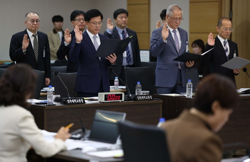 대구시교육청에서 22일 열린 국회 교육위원회의 국정감사에서 출석한 경북대학교, 강원대학교, 경북대병원, 강원대병원, 경북대치과병원, 강릉원주대치과병원의 총장과 병원장들이 선서를 하고 있다. 202