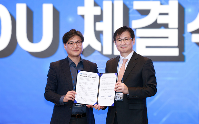 임문택(왼쪽) 연구개발특구진흥재단 대덕특구본부장과 이건재 KAIST 기술가치창출원장이 28일 서울 코엑스에서 협약식을 체결하고 기념촬영을 하고 있다.
특구재단 제공.