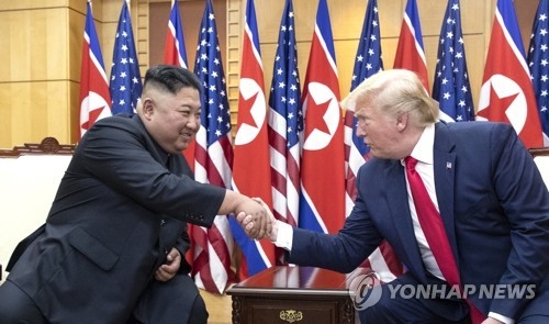 도널드 트럼프 미국 대통령이 2019년 6월 판문점에서 김정은과 만나고 있다. 연합뉴스 자료사진