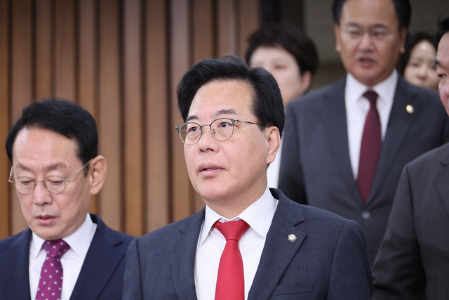 송언석 국민의힘 원내대표가 28일 국회 본청에서 열린 당 국정감사대책회의에 참석하고 있다.<연합뉴스 사진>