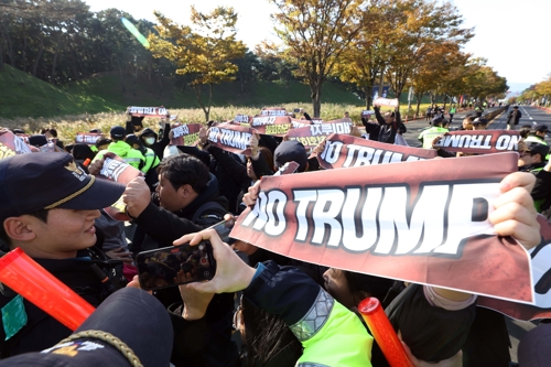 29일 한미 정상회담이 열린 국립경주박물관 인근에서 도널드 트럼프 미국 대통령을 반대하는 기습 시위대가 경찰과 대치하고 있다.   [연합뉴스]