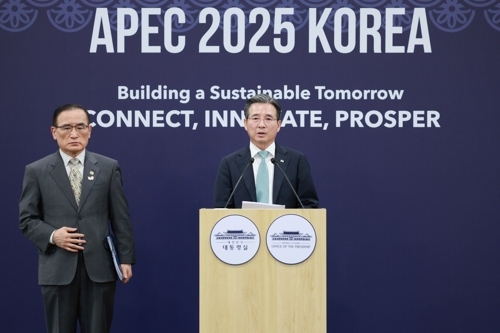 위성락 국가안보실장과 김용범 정책실장이 29일 경북 경주 APEC 미디어센터에서 한미 정상회담 관련 브리핑을 하고 있다. 대통령실통신사진기자단