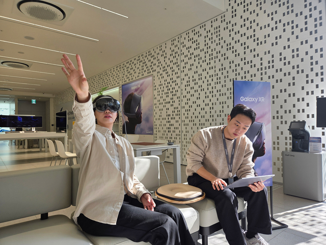삼성스토어 홍대에서 헤드셋 형태의 모바일 기기 ‘갤럭시 XR’을 체험하는 모습. 삼성전자 제공