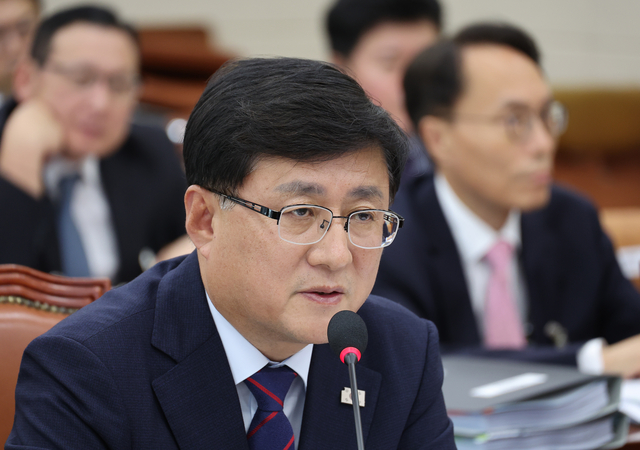 김성환 기후에너지환경부 장관이 14일 서울 여의도 국회에서 열린 기후에너지환경위원회 국정감사에서 의원 질의에 답하고 있다. [연합뉴스]