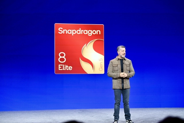 알렉스 카투지안 퀄컴 수석부사장 겸 모바일·PC 부문 사장이 지난달 미국 하와이주 마우이에서 열린 ‘스냅드래곤 서밋 2025’에서 발표하고 있다. 공동취재단