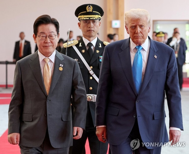 이재명 대통령과 도널드 트럼프 미국 대통령이 29일 경북 경주박물관에서 열린 공식 환영식에서 의장대를 사열하고 있다. [대통령실통신사진기자단, 연합뉴스]