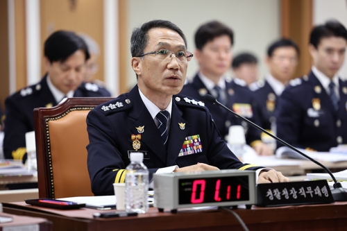 지난 17일 서울 서대문구 경찰청에서 열린 국회 행정안전위원회 경찰청 대상 국정감사에서 유재성 경찰청장 직무대행이 국민의힘 박수민 의원의 이진숙 전 방송통신위원장 체포 관련 질의에 답하고 있다.  [연합뉴스]