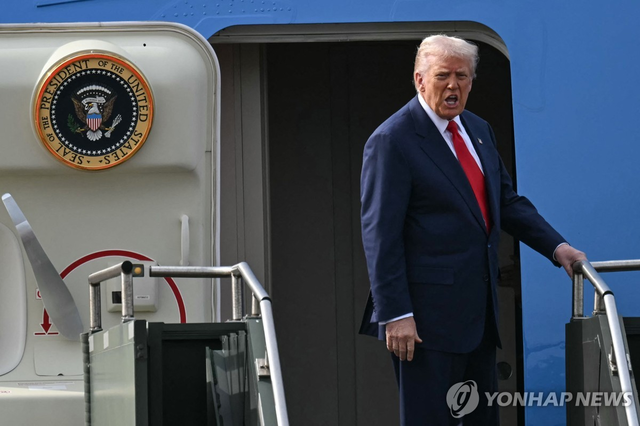 미중 정상회담 후 에어포스원에 오르는 도널드 트럼프 미국 대통령. AFP 연합뉴스