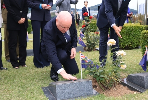 부산 유엔기념공원 내 한국전쟁 뉴질랜드군 전사자비를 참배하는 크리스토퍼 럭슨 뉴질랜드 총리. 연합뉴스