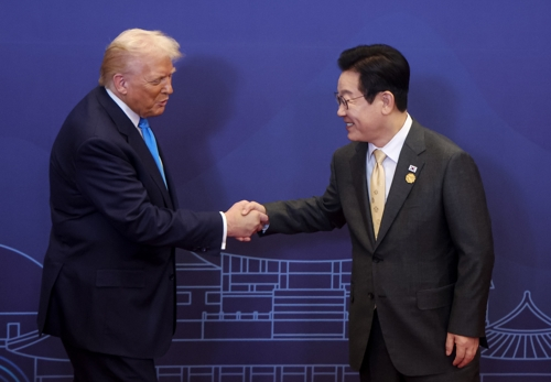 이재명 대통령이 29일 경북 경주 힐튼호텔 그랜드볼룸에서 열린 대통령 주최 정상 특별만찬에 앞서 도널드 트럼프 미국 대통령을 영접하고 있다.  [연합뉴스]