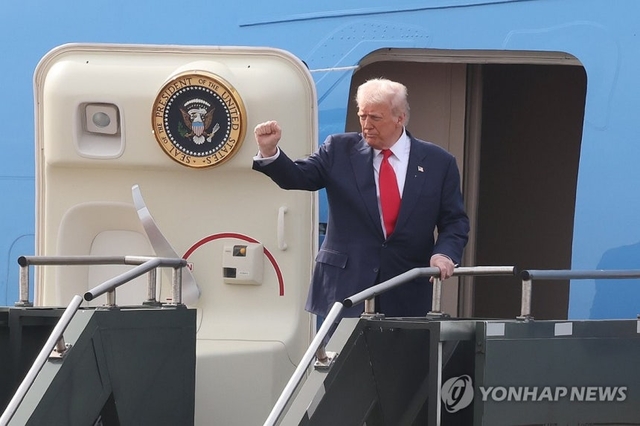도널드 트럼프 미국 대통령이 30일 부산 김해국제공항에서 시진핑 중국 국가주석과 미중 정상회담을 마친 뒤 전용기 에어포스원에 올라 인사하고 있다. [연합뉴스]