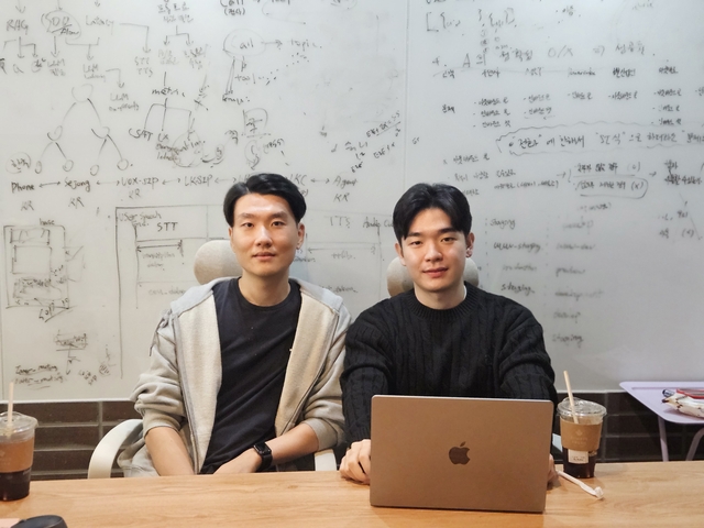 SW 마에스트로 수료생 출신인 황성현(왼쪽) 복스에이아이 대표와 한승준 최고기술책임자(CTO)가 디지털타임스와 인터뷰하고 있다. 김나인 기자