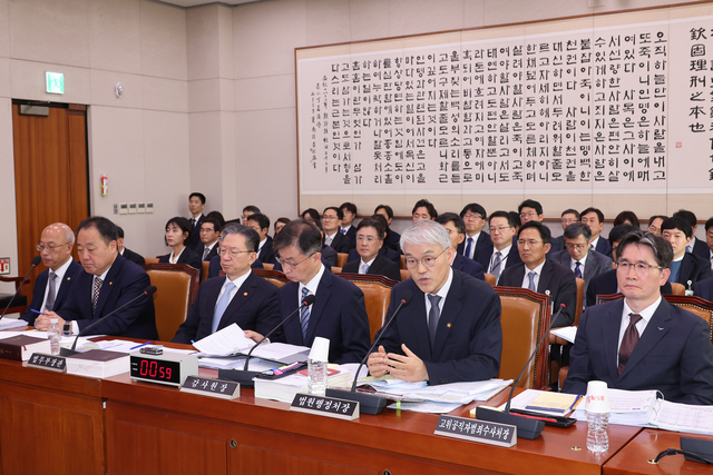 천대엽 법원행정처장이 30일 서울 여의도 국회 법제사법위원회에서 열린 종합감사에서 답변하고 있다. [연합뉴스]