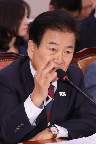 정동영 통일부 장관이 28일 서울 여의도 국회에서 열린 외교통일위원회의 종합감사에서 북미회담 가능성 등에 대한 위원 질의에 답하고 있다.  [연합뉴스]