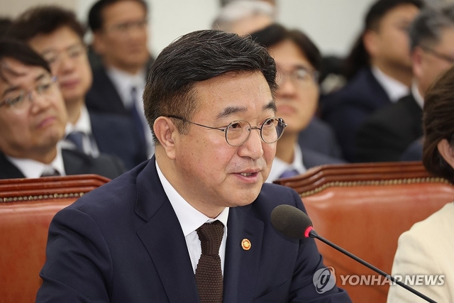 윤호중 행정안전부 장관이 30일 서울 여의도 국회 행정안전위원회에서 열린 종합감사에서 답변하고 있다. [연합뉴스]